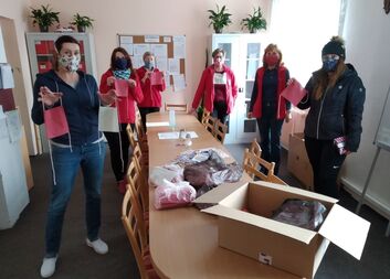 Pečovatelská služba převzala z rukou dobrovolníků 330 roušek