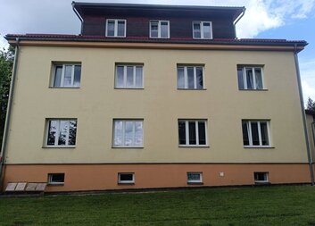 Čištění fasády Víceúčelového charitního domu v Halenkově