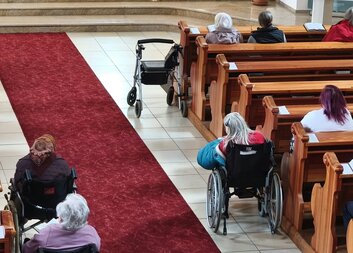 Naplněný den: Mše svatá, žehnání nového vozu a Setkání seniorů